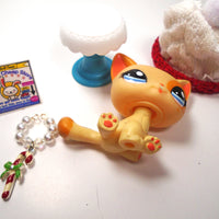 Littlest Pet Shop sitting cat #1521 with cute accessories