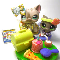 Littlest Pet Shop short hair cat #468 with cute accessories and a kitten