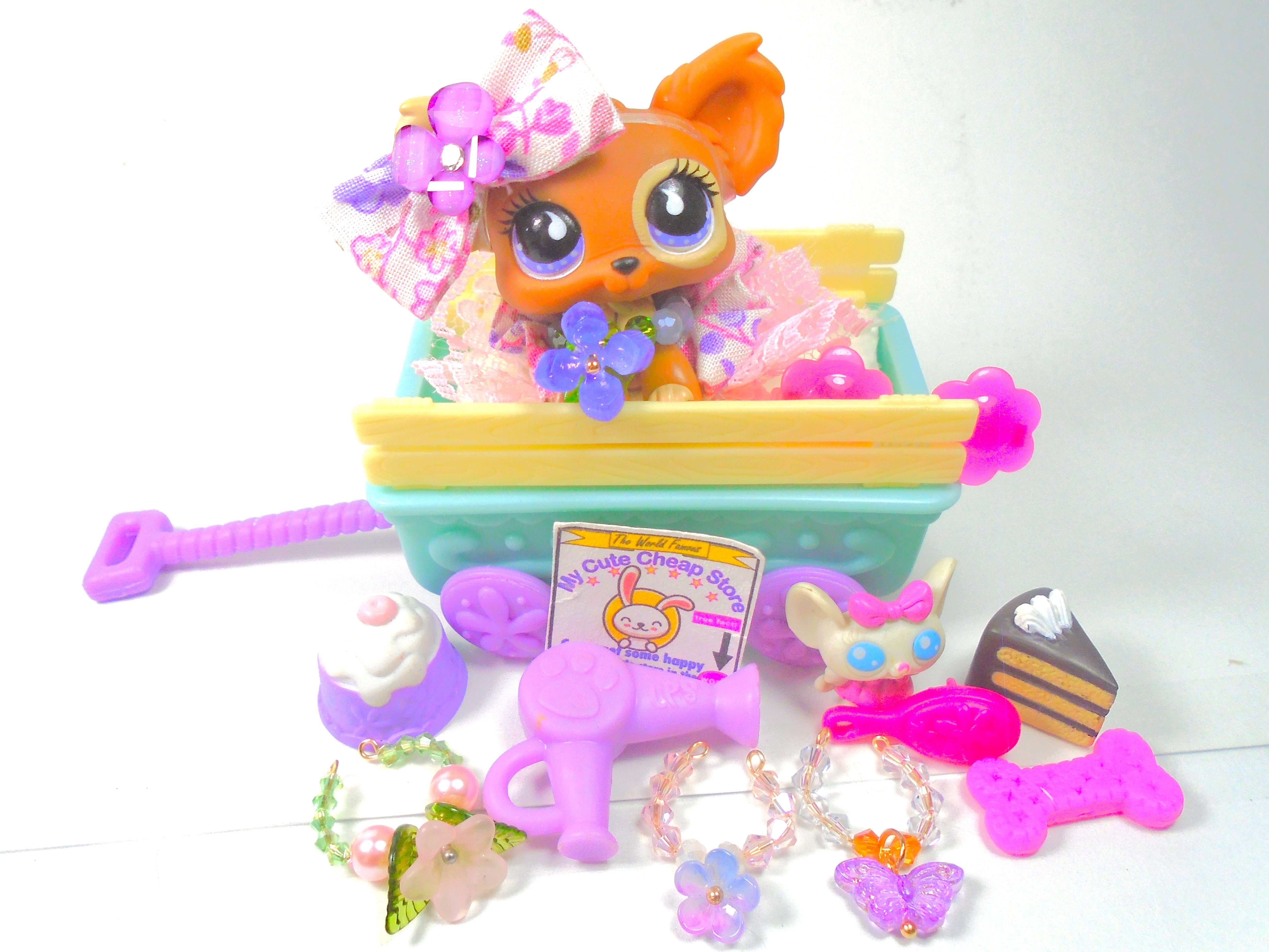 Littlest Pet Shop Rare Chihuahua #963 with cute accessories