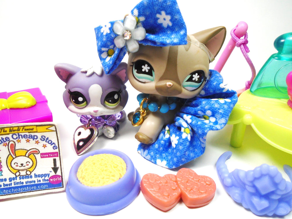 Littlest Pet Shop short hair cat 468 and kitten 2033 with unique accessories