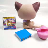 Littlest Pet Shop Mauve sitting cat #664 with accessories