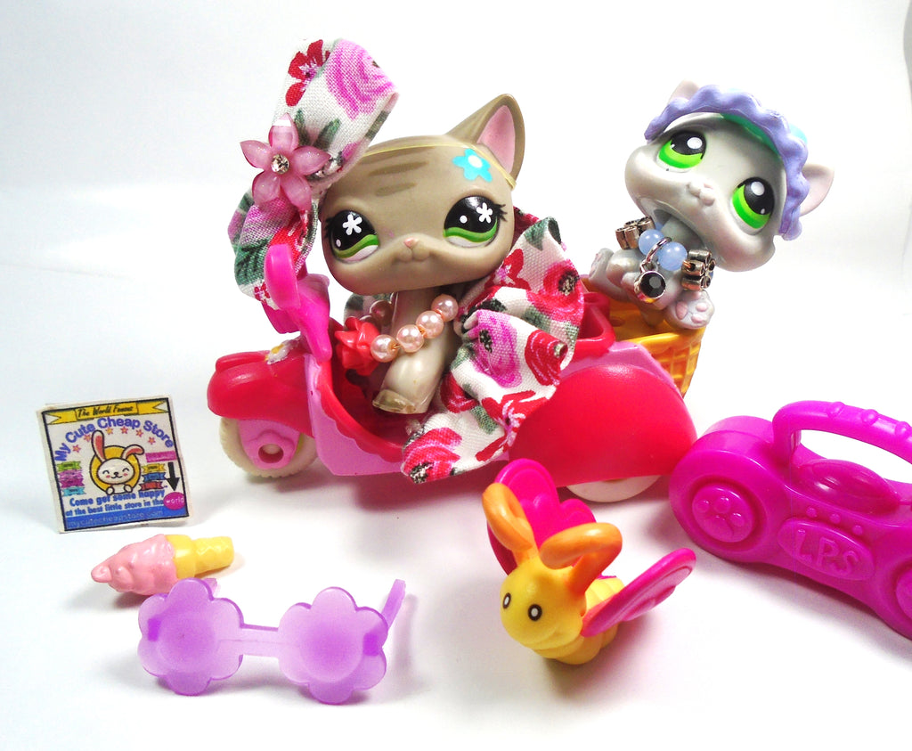 Littlest Pet Shop short hair cat #483 with a kitten and cute accessories