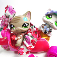 Littlest Pet Shop short hair cat #483 with a kitten and cute accessories