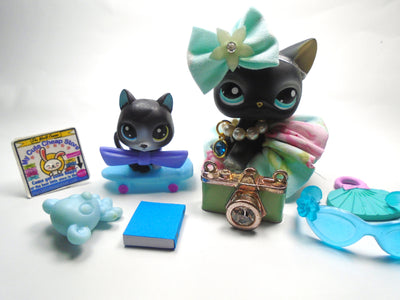 Littlest Pet Shop short hair cat #994 with cute accessories and a kitten